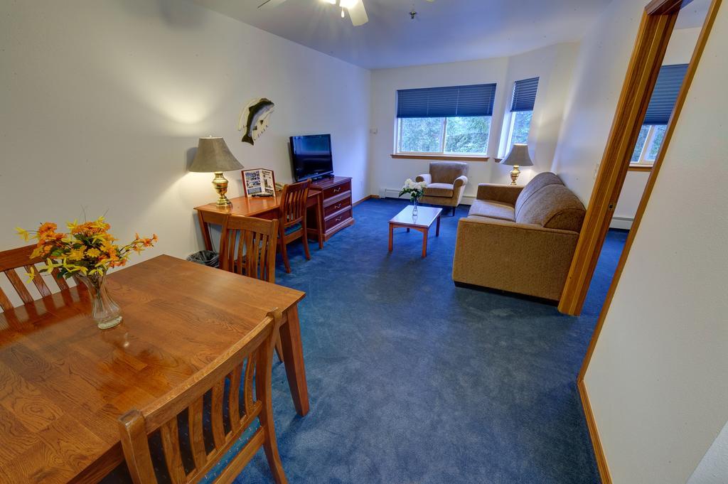 Frontier Suites Hotel In Juneau Buitenkant foto