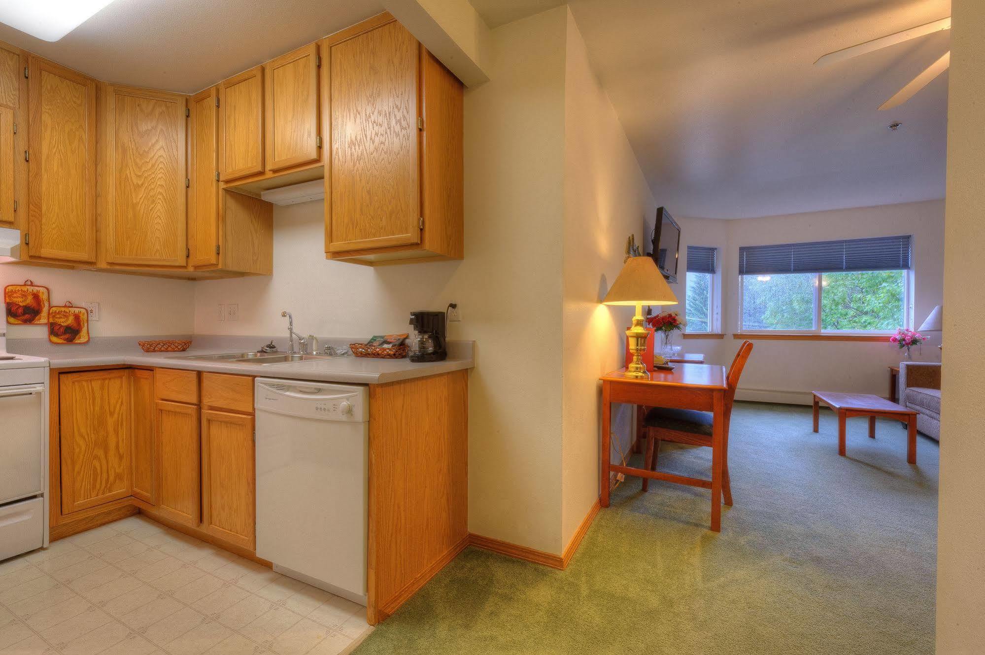 Frontier Suites Hotel In Juneau Buitenkant foto